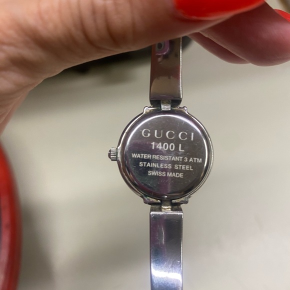 ♥️ (SOLD) ♥️ Women’s Gucci Watch Silver and Black 1400 L - Picture 3 of 15